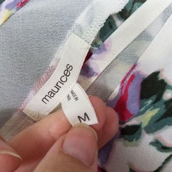 Maurices Medium V Neck White Floral Blouse Sleeveless Polyester Feminine Size M - Picture 8 of 11